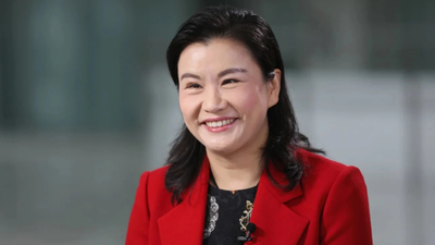 meet zhou qunfei once she worked in a glass factory now she runs a 26 billion company and sits alongside elon musk and tim cook at chinas state dinner
